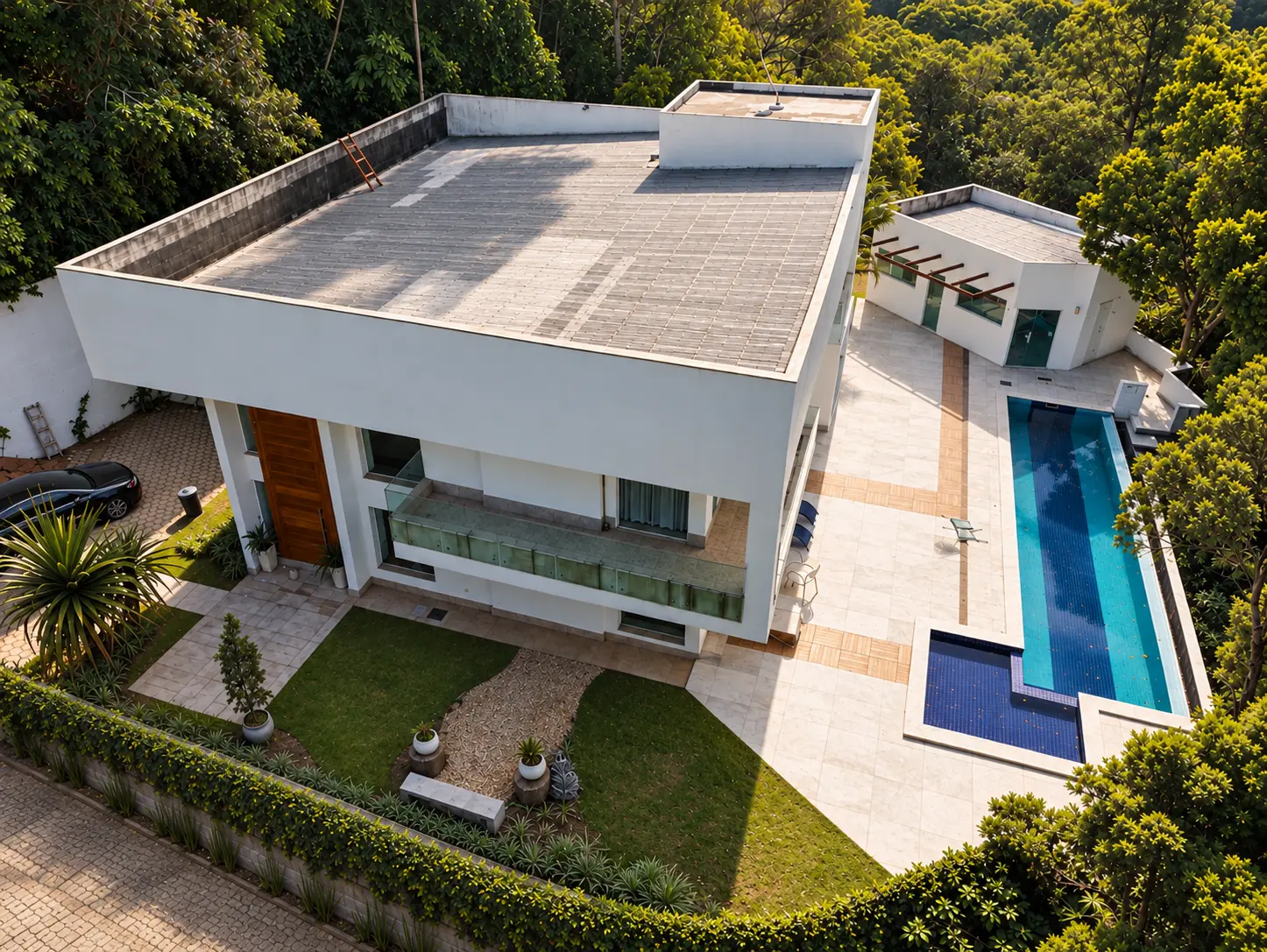 Vista aérea de uma casa moderna com piscina, patio e área verde